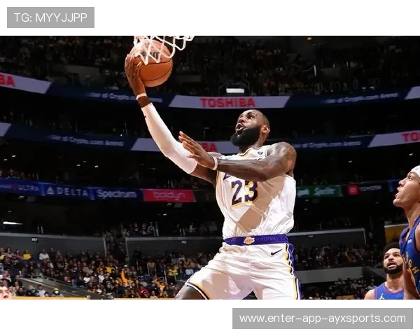 詹姆斯中路突破制造罚球并罚中，湖人沉着应对