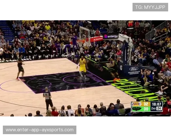 詹姆斯助攻+暴扣双双登上集锦：一场夜晚的高光与装备之旅